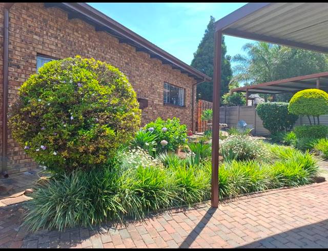 5 BEDROOM HOUSE FOR SALE IN THE REEDS